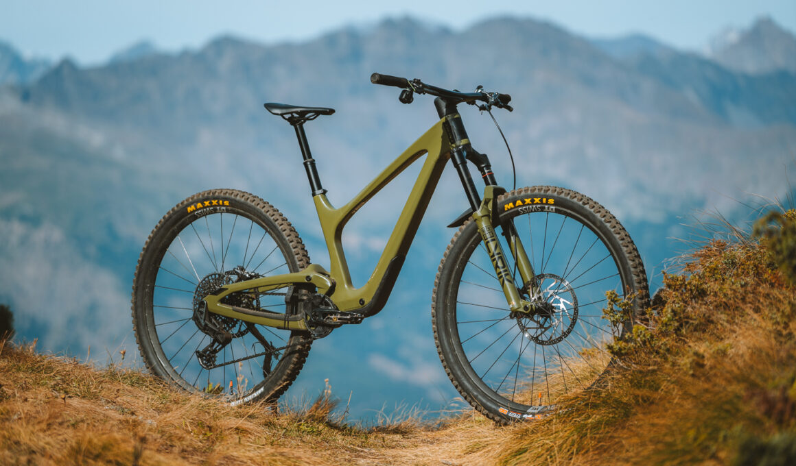 Mountain bike advertising campaign for Bold Cycles, athlete Lorenzo Suding on enduro trails in Valle d'Aosta, Italian Alps — Andrea Passerini