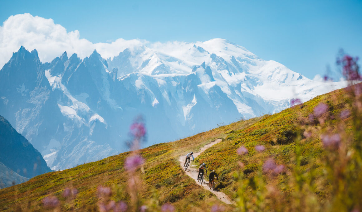 Aosta Valley Freeride mountain bike editorial photography in Chamonix, riders on alpine trail with Mont Blanc massif — Andrea Passerini